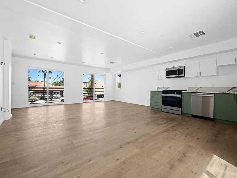 6830 Hazeltine Ave — Photo 42