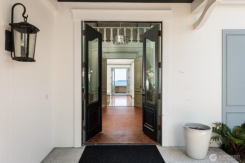 5th image of 2374 Soundview Drive