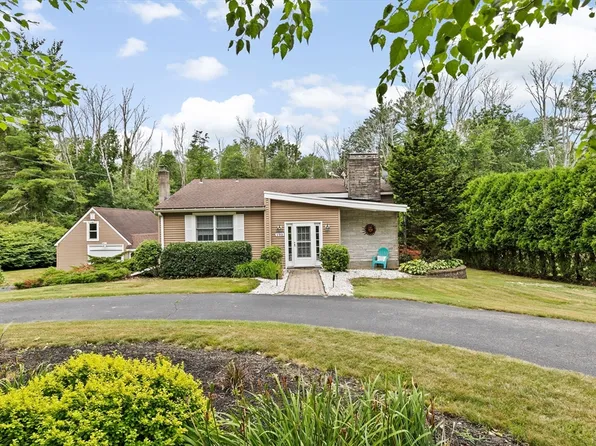 190 Holmes St, Hanson, MA 02341