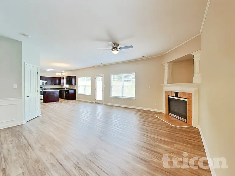 1129 Hawick Dr — Photo 2