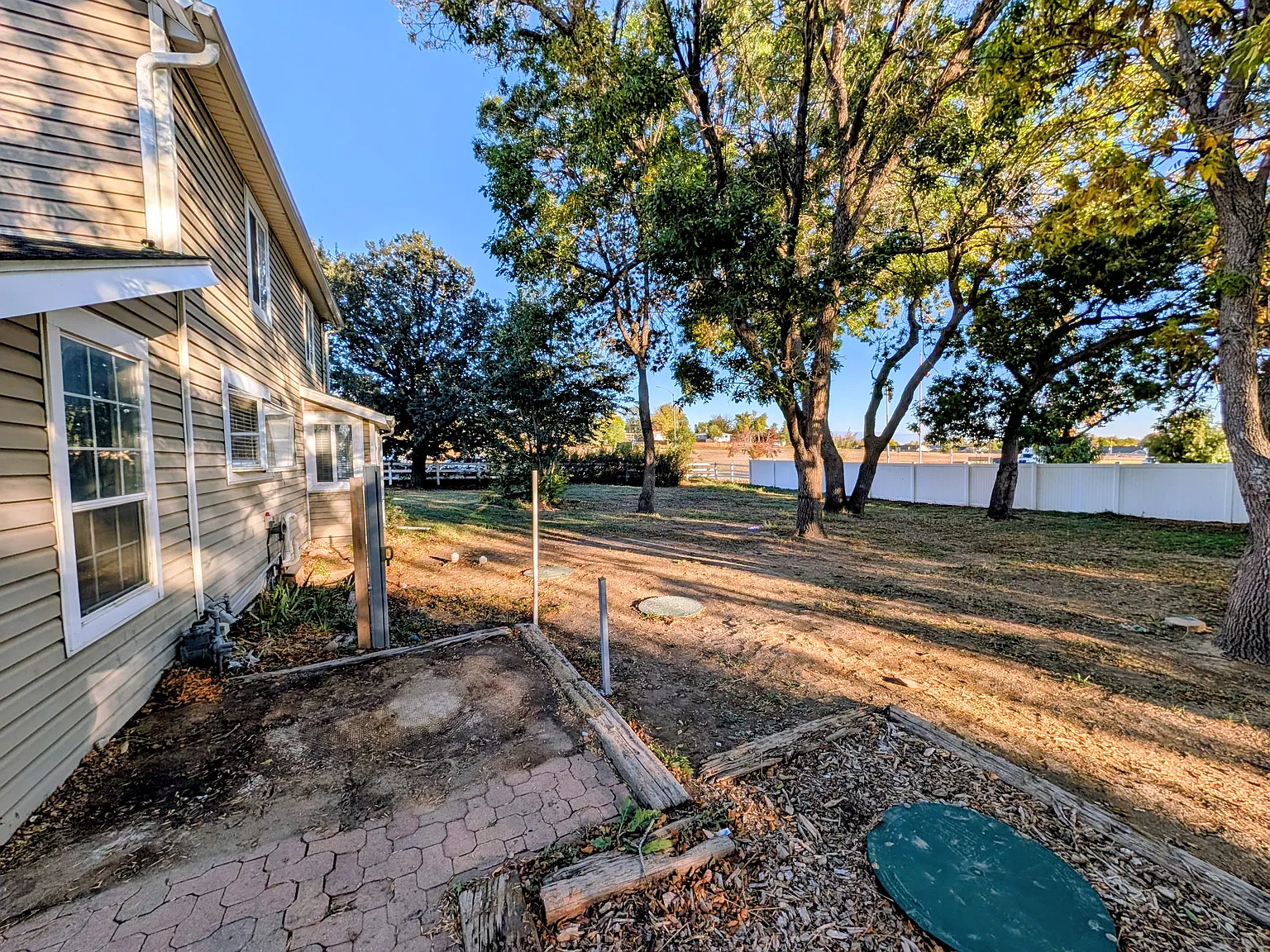 3 bed, 1.5 bath, 1218 sqft, $2,100 — Photo 2