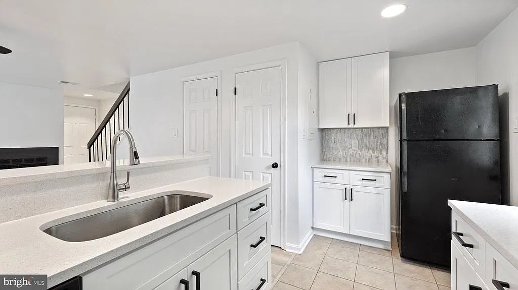 3 bed, 2.0 bath, 1166 sqft, $2,400 — Photo 3