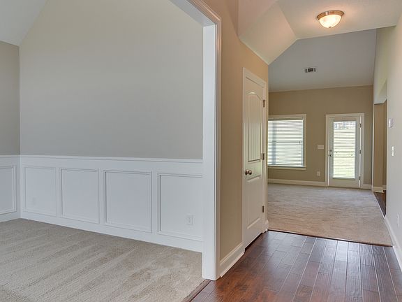 5th image of 214 Tulip Dr