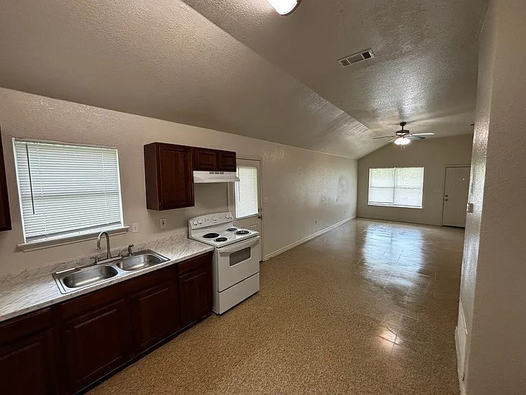 501 S Henderson St — Photo 5