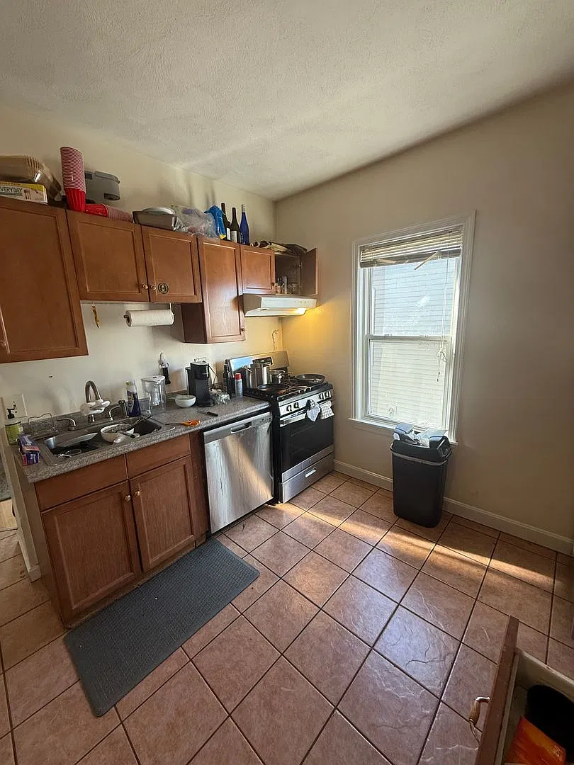 9/1/27 No Fee! Spacious 2-level 4BR/2BA on Pratt St near BU! — Photo 1
