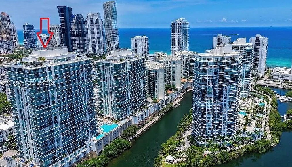 Parque Towers Condo — Photo 2