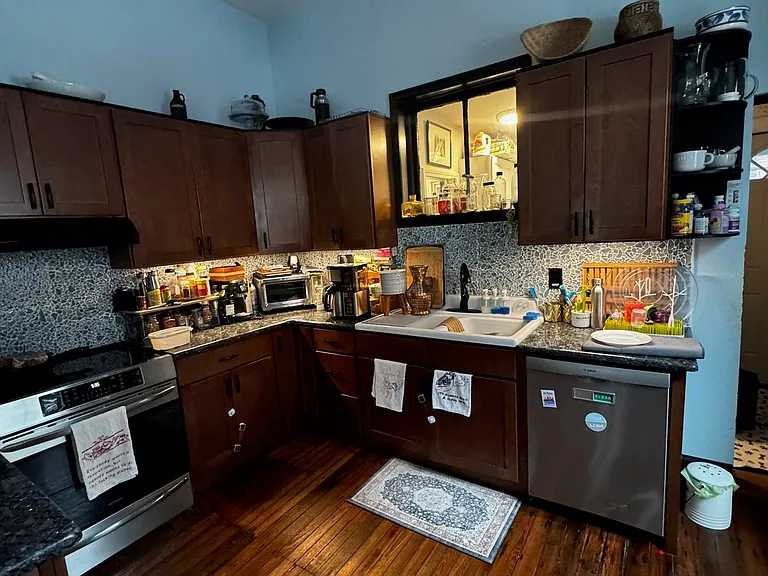 426 Tasker St — Photo 4