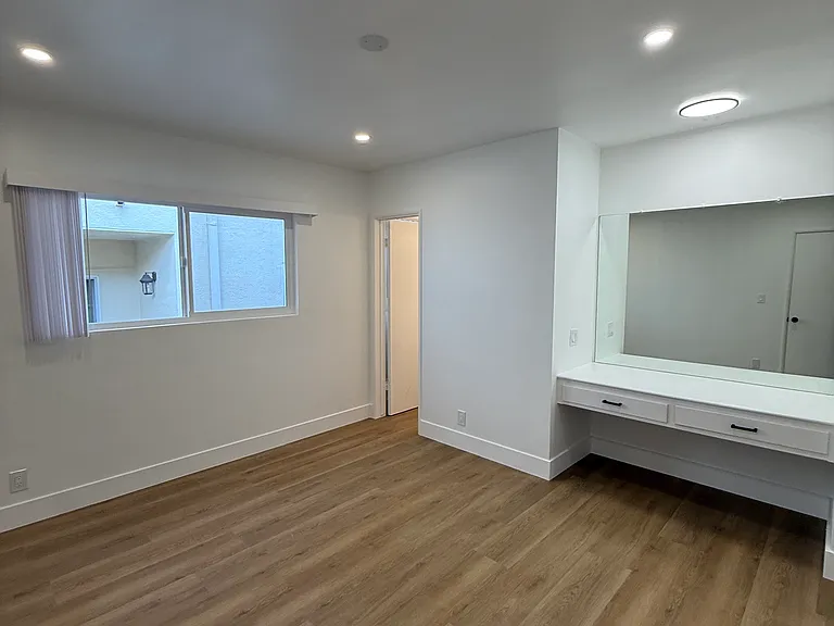 14254 Burbank Blvd #8 — Photo 8