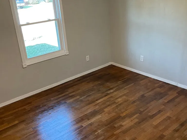 218 W Douglas Dr — Photo 5