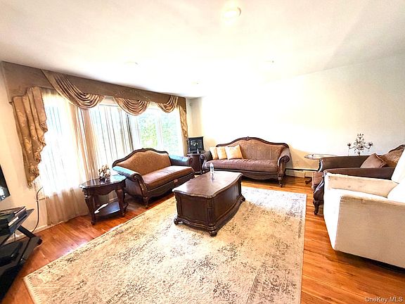 2nd image of 906 Park Ct