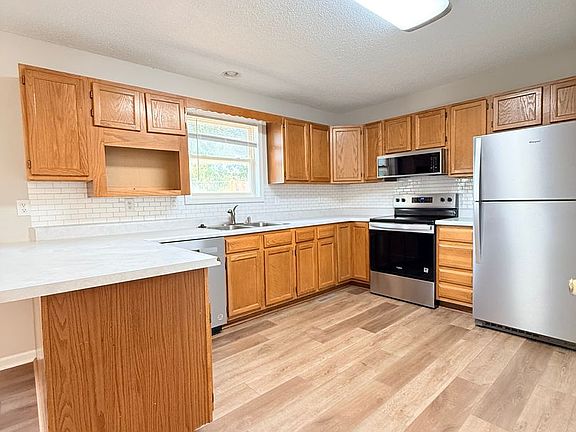 5th image of 1704 Ashwood Dr APT A