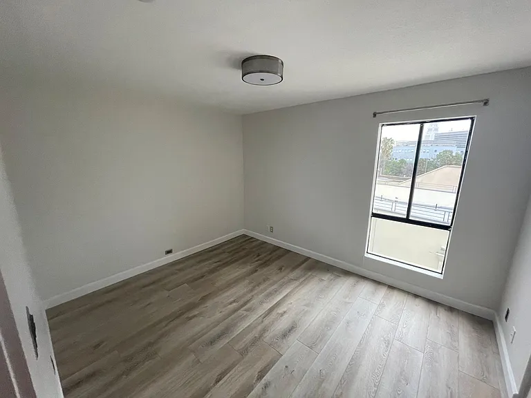 630 N Grand Ave #404 — Photo 2