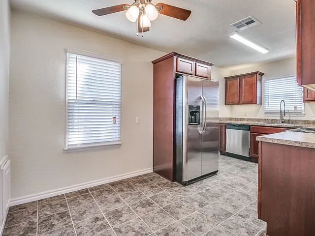 950 Dakota St — Photo 12