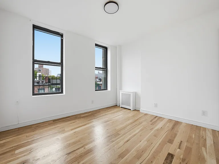 44 Perry St #4R — Photo 5