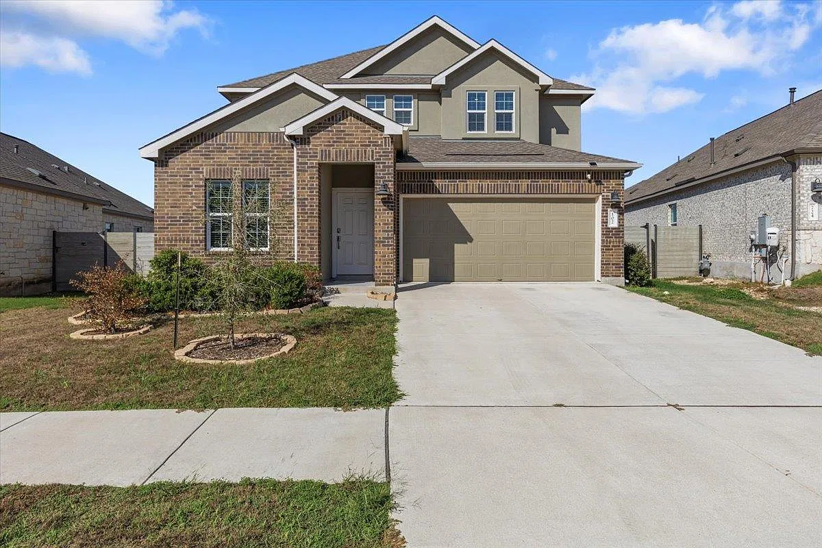 5 bed, 2.5 bath, 2642 sqft, $2,400 — Photo 1