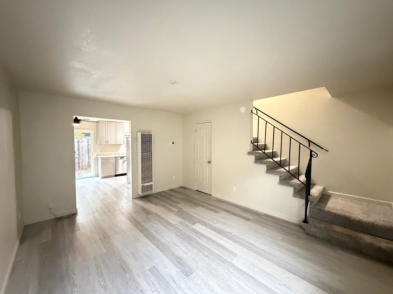 2 bed, 1.5 bath, 900 sqft, $2,100 — Photo 3