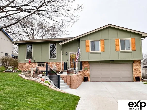 828 Spruce Dr, Papillion, NE 68046
