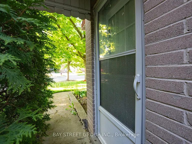 394 Centre St E #LOWER — Photo 2