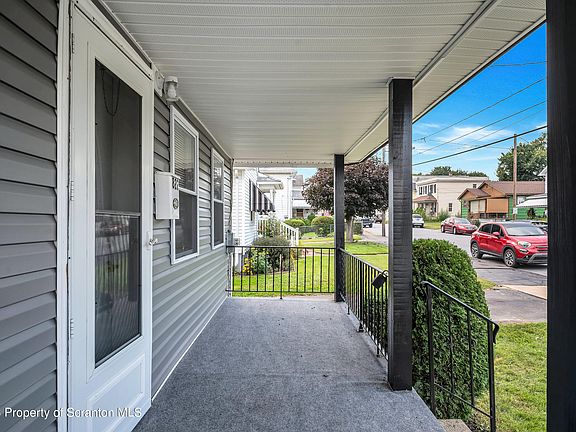 2nd image of 822 Lincoln St