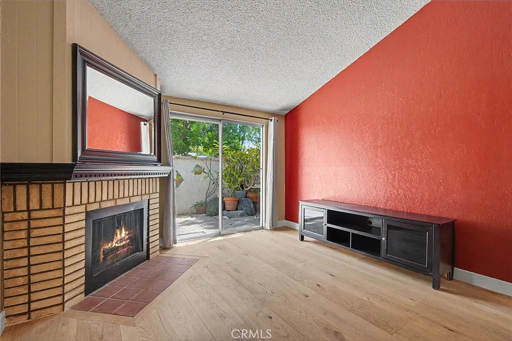 1 bed, 1.5 bath, 980 sqft, $2,500 — Photo 3