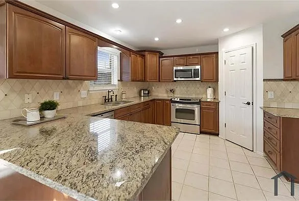 813 Silverbrook Dr — Photo 5