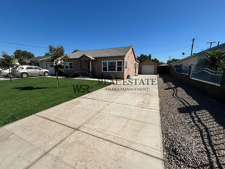 3845 Strong St — Photo 2