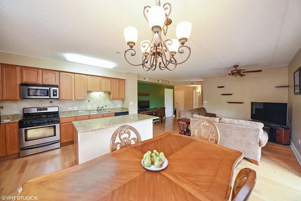 1 bed, 1100 sqft, $2,050 — Photo 3