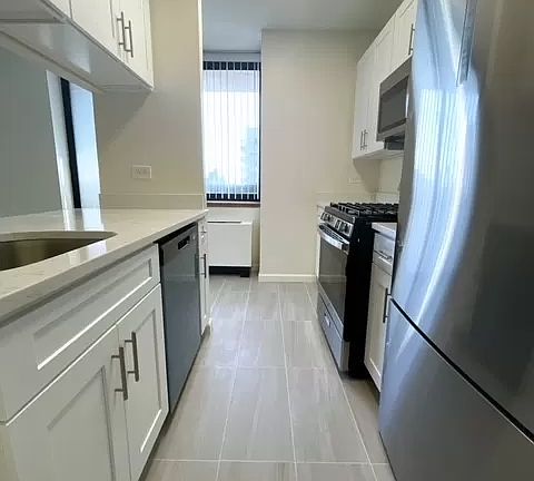 5th image of 250 E 40th St APT 29E