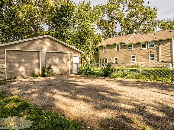 2nd image of 21 E Willow Dr