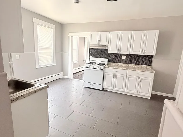 129 Sage Ave #2R — Photo 4