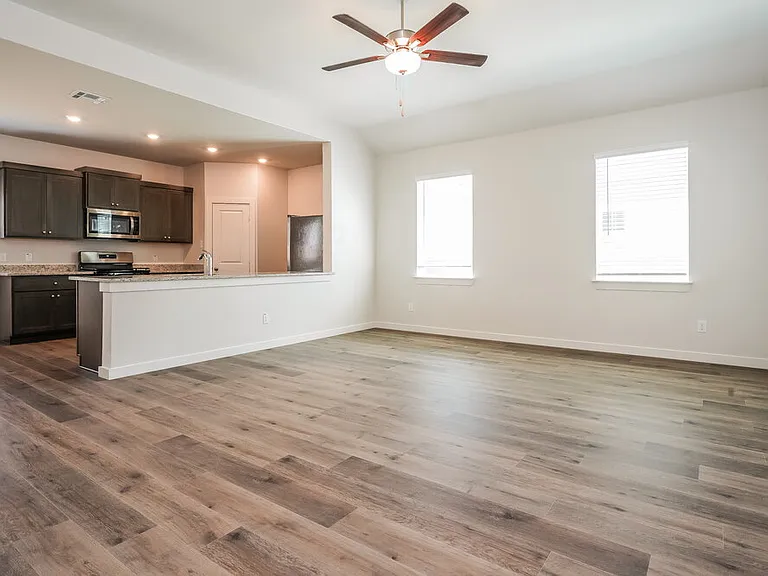 1532 Harvester Dr — Photo 4