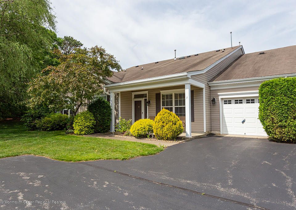 1st image of 7 Greenwillows Dr