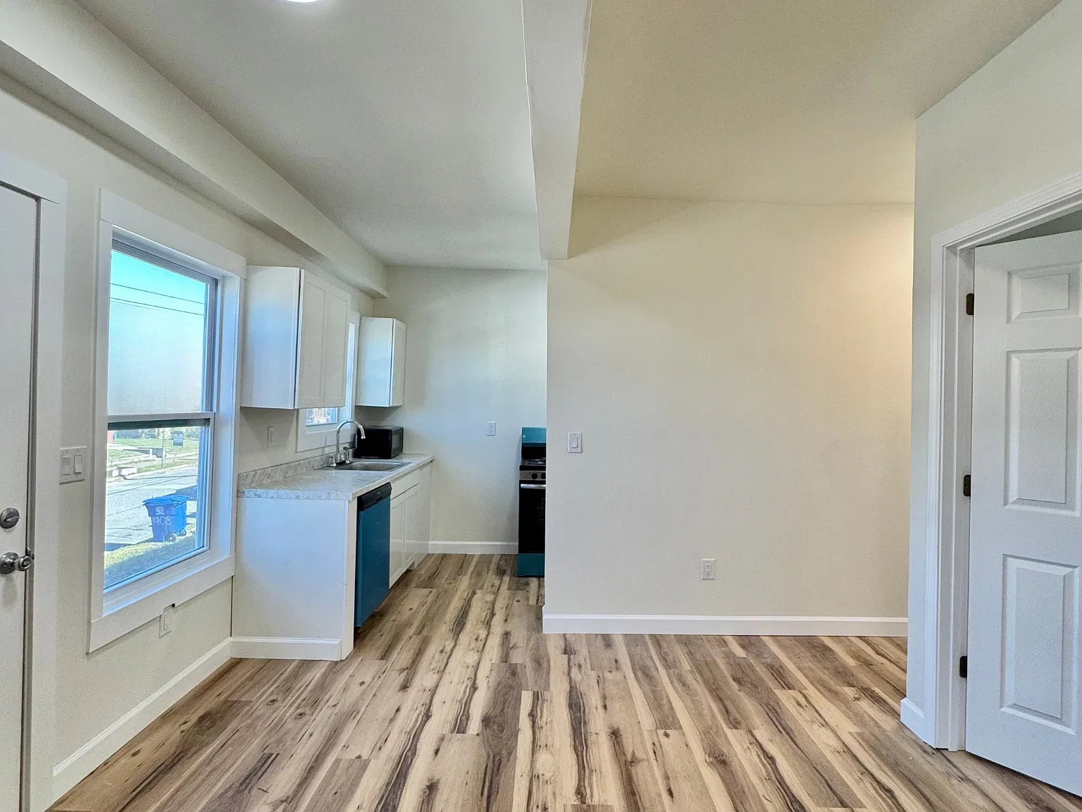 1 bed, 327 sqft, $1,100 — Photo 4