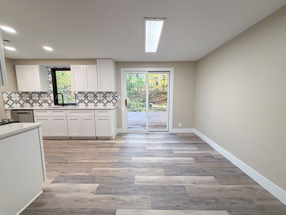 Eat in kitchen with deck access!