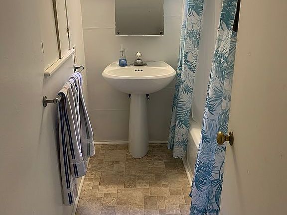 Bathroom-1 w/Tub