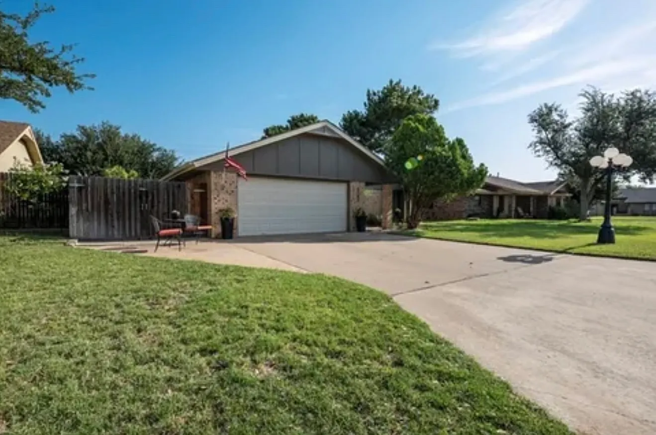 4 bed, 2706 sqft, $2,800 — Photo 1