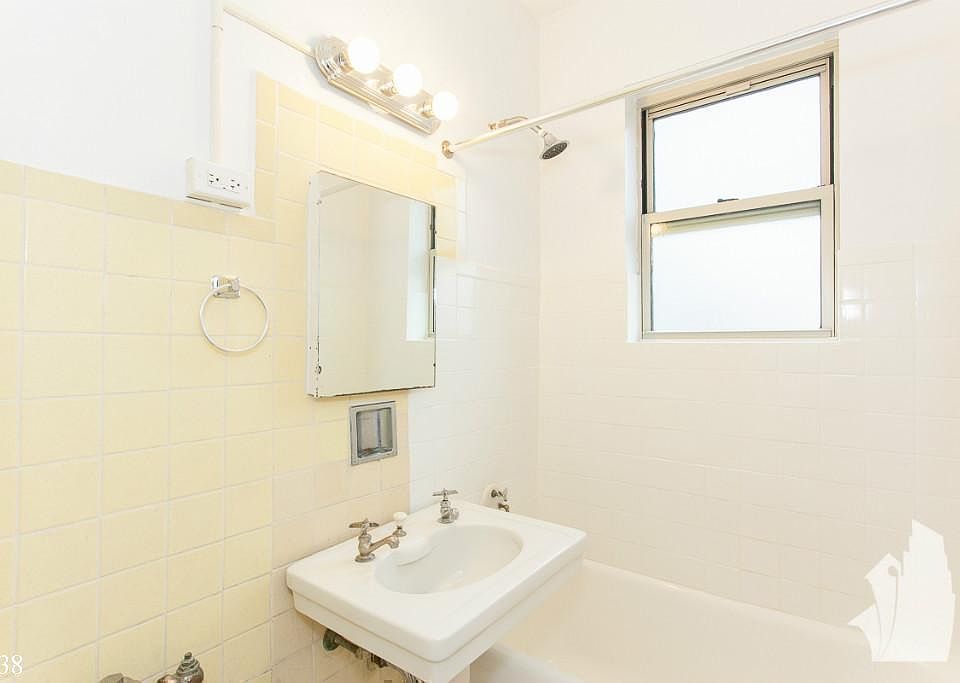 1st image of 2538 N Sawyer Ave #1424