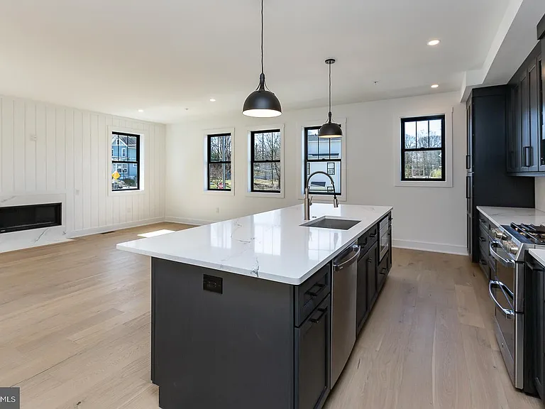 981 Henry Ave — Photo 7