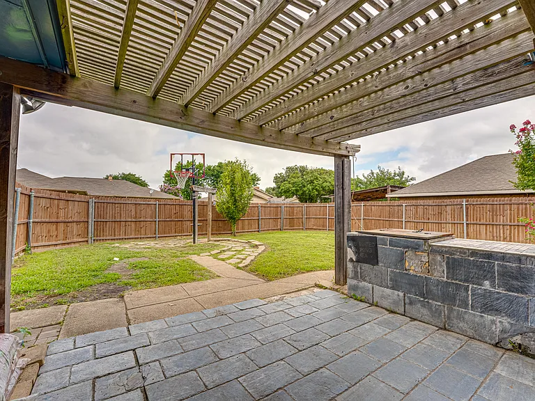 917 Meadowgate Dr — Photo 1