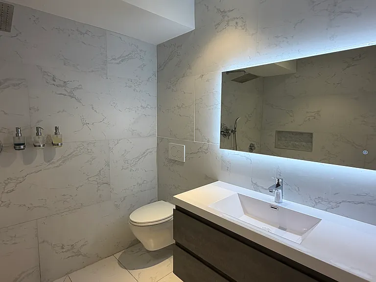 Primary bedroom en suite bath