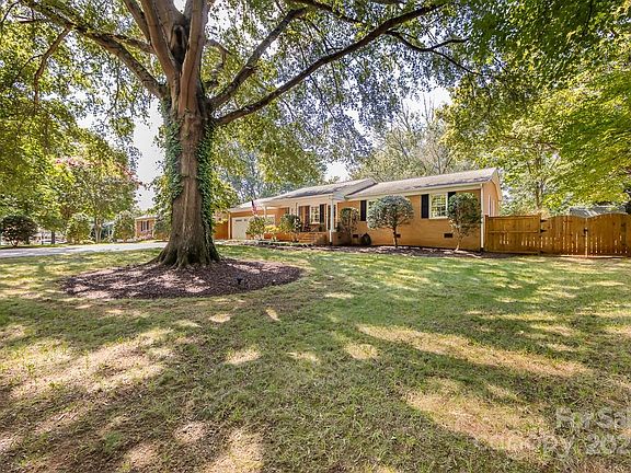 3rd image of 304 Hillcrest Dr