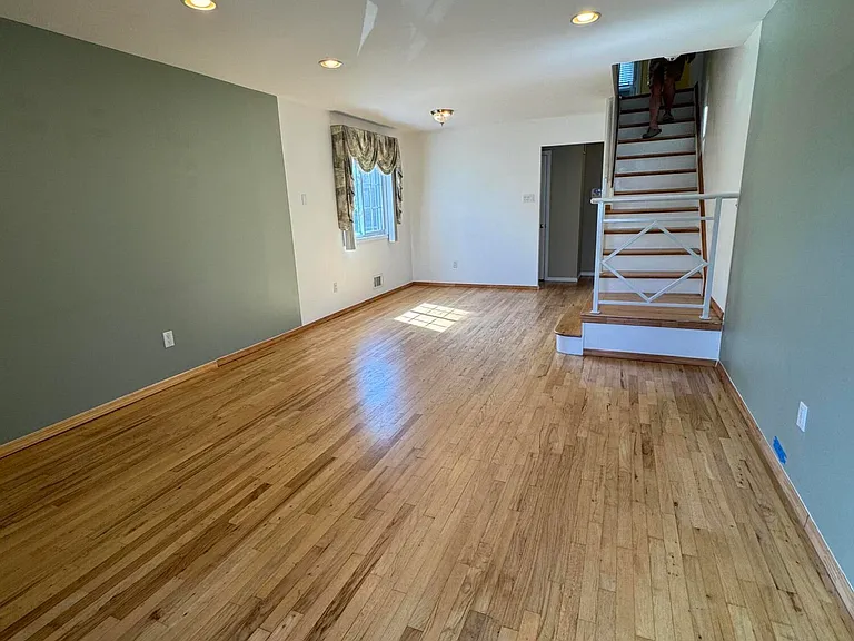 35 Dierauf St — Photo 2
