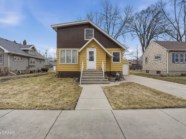 1314 Cottonwood St, Grand Forks, ND 58201