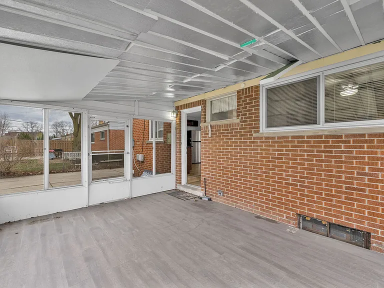 26800 Van Buren Rd — Photo 9