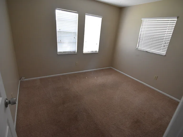 423 Longwood Cir — Photo 10