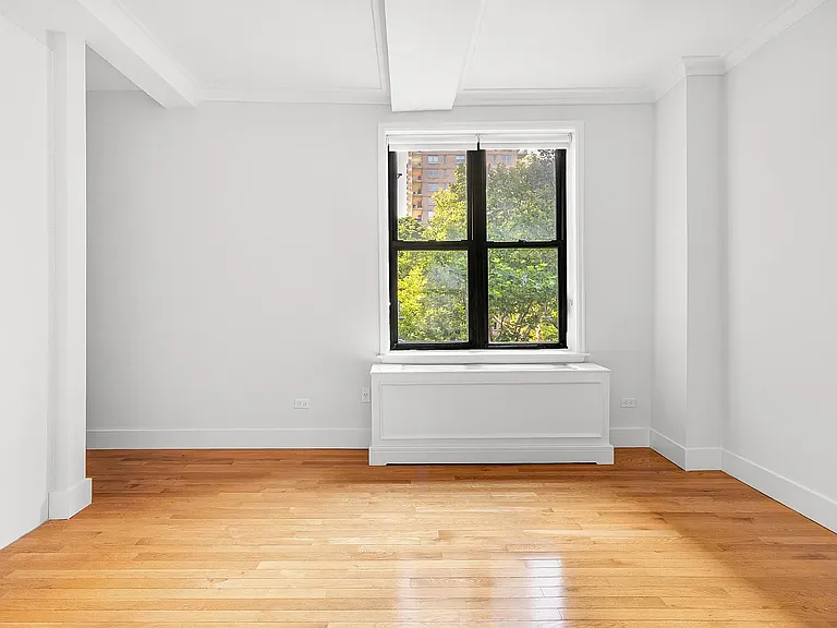 210 W 70th St #404A — Photo 3
