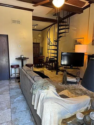 430 Burgundy St — Photo 3