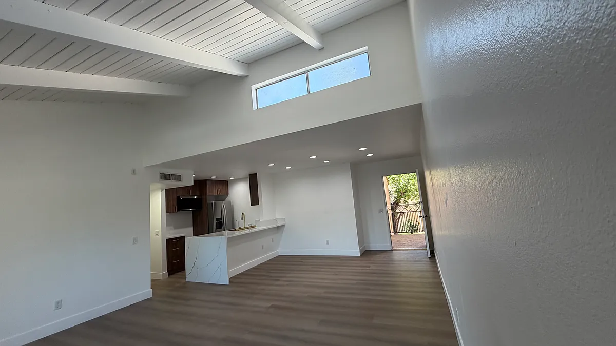 Building Photo - 10331 Lindley Ave #209