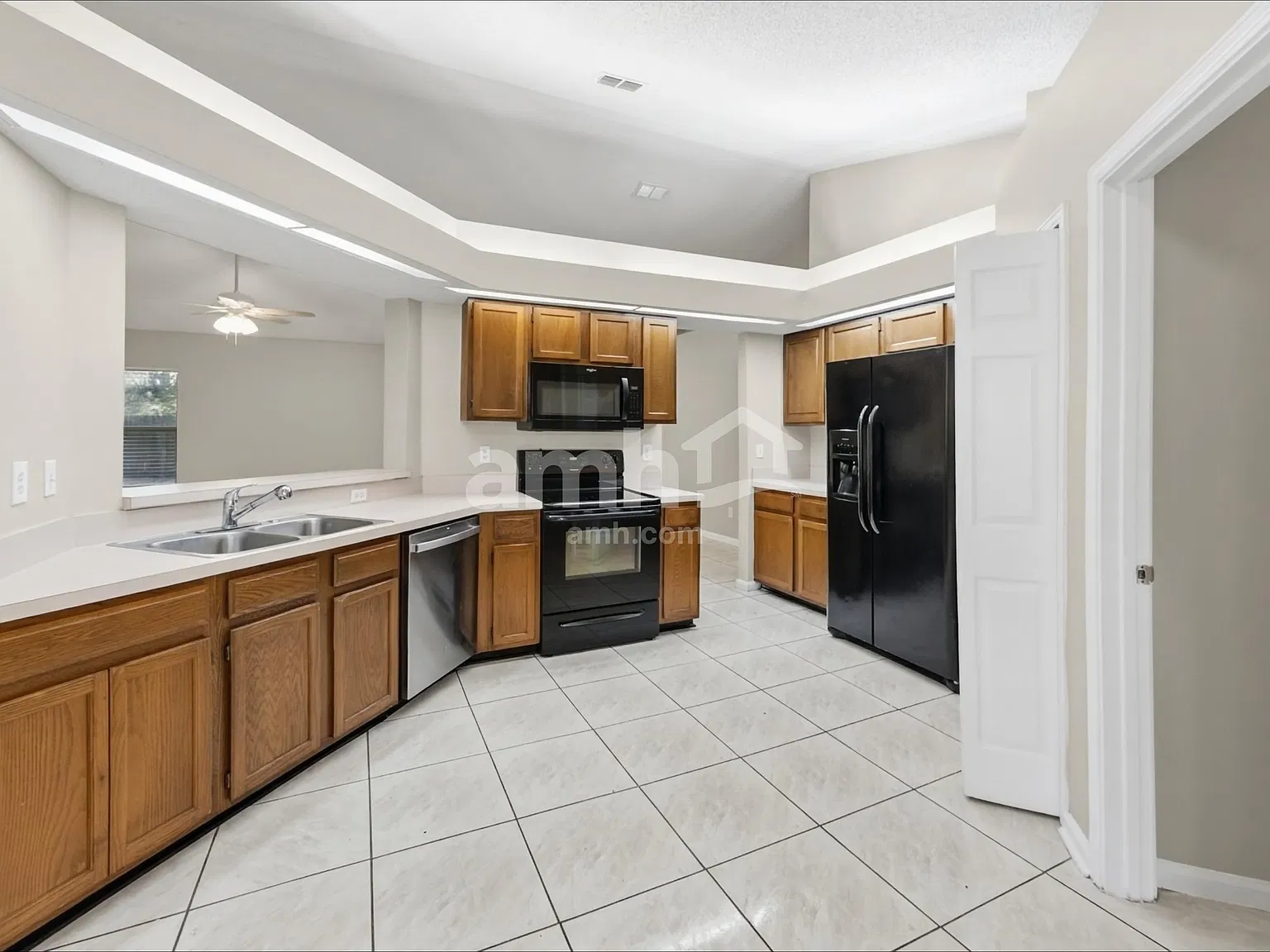 3 bed, 2.0 bath, 1441 sqft, $2,280 — Photo 3