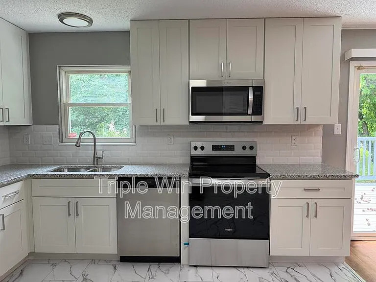 753 Watersedge Dr — Photo 10